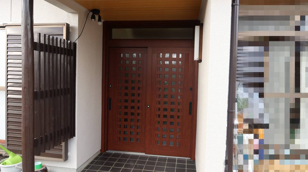 マド専門店 KATOの玄関引戸を断熱性能のいいものへ交換し暖かい玄関へ😊の施工後の写真1