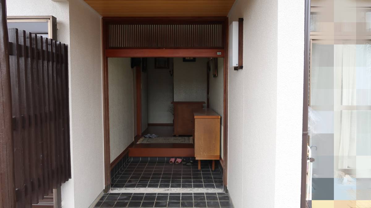 マド専門店 KATOの玄関引戸を断熱性能のいいものへ交換し暖かい玄関へ😊の施工前の写真1