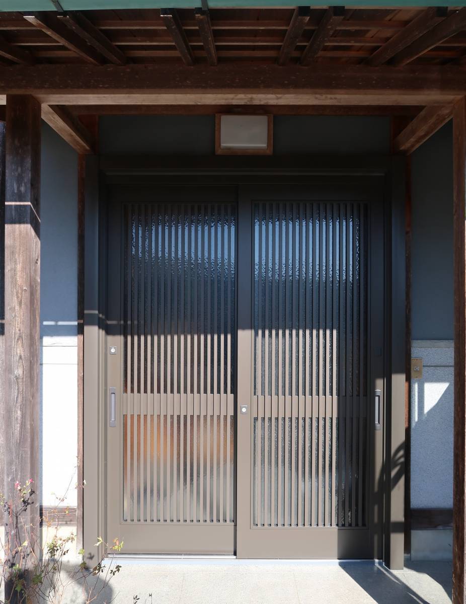 マド専門店 KATOの古くなった玄関引戸を断熱性能のあるものへ交換して快適に！の施工後の写真1