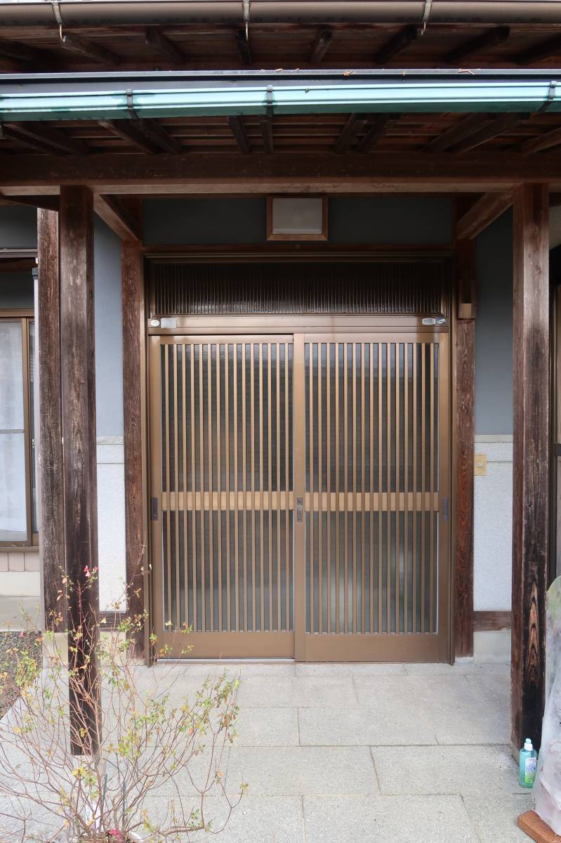 マド専門店 KATOの古くなった玄関引戸を断熱性能のあるものへ交換して快適に！の施工前の写真1