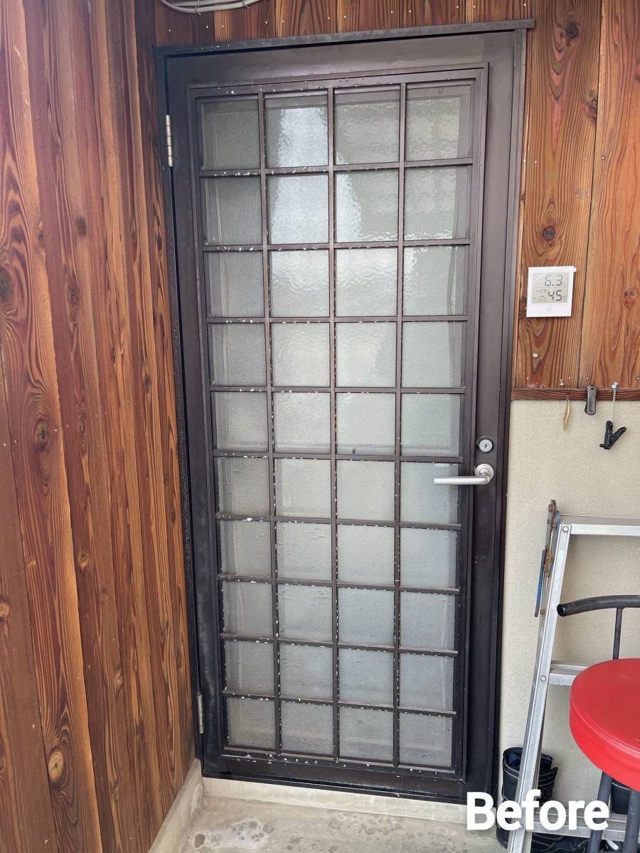 マド専門店 KATOの古い勝手口ドアを新しいものへ交換したい！の施工前の写真1