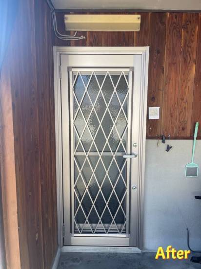 マド専門店 KATOの古い勝手口ドアを新しいものへ交換したい！施工事例写真1