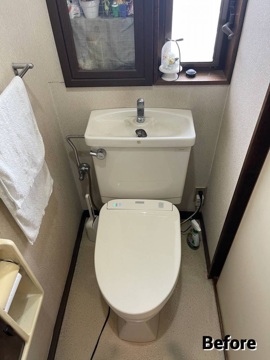 マド専門店 KATOの古くなったトイレの便器とクロスを新しいものへ交換して快適に😄の施工前の写真1