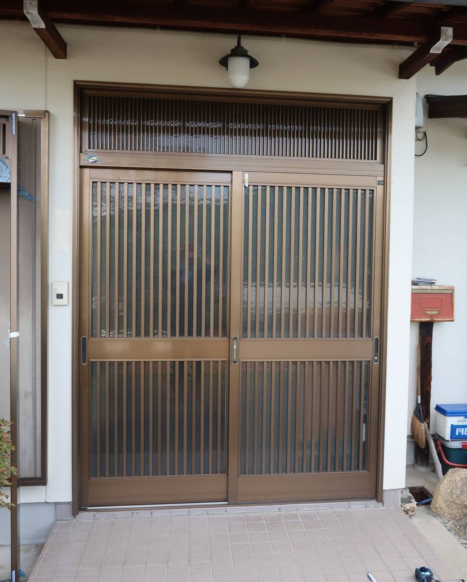 マド専門店 KATOの古くなった玄関引戸を新しいものへ交換したい！の施工前の写真1