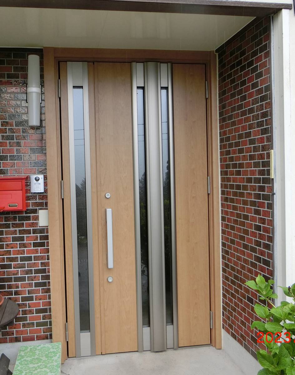マド専門店 KATOの古くなった玄関ドアを新しいものに交換したい。の施工後の写真1