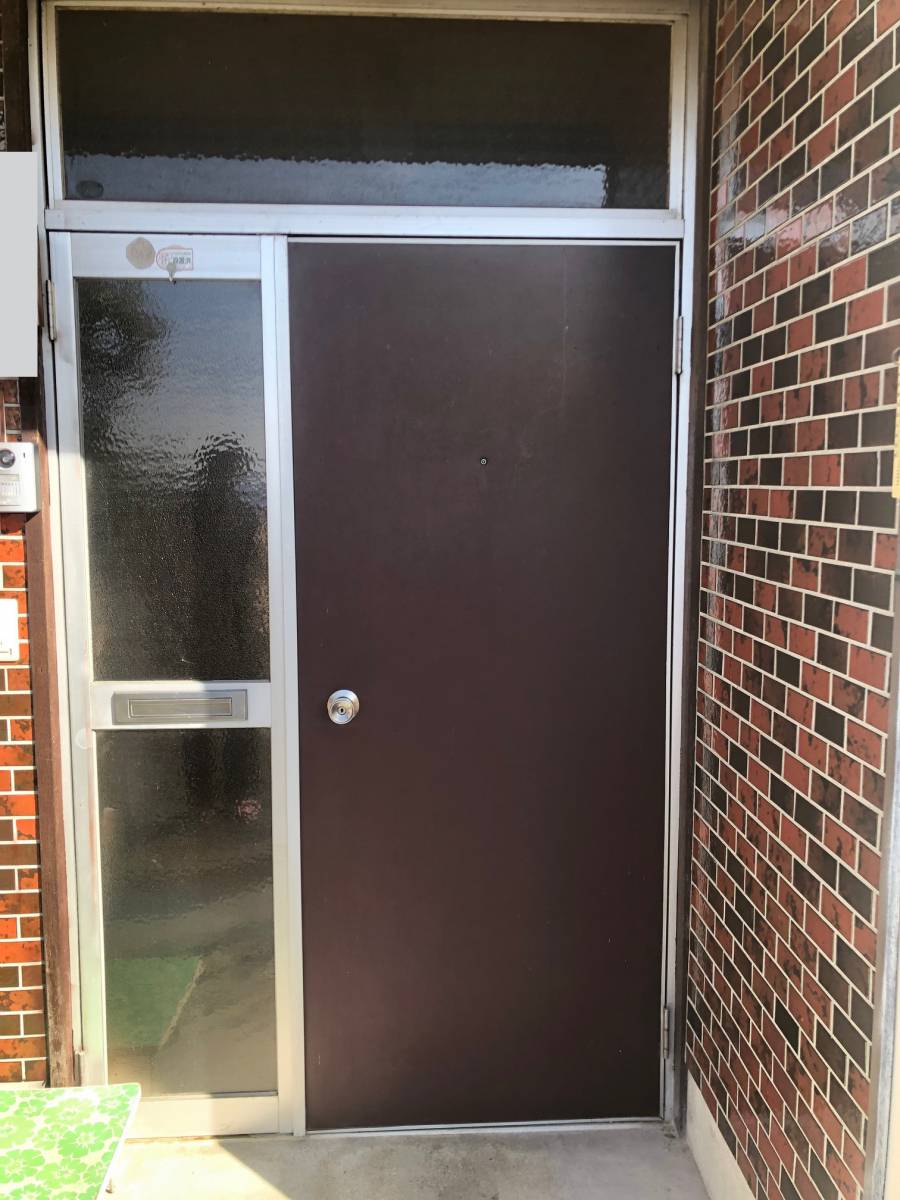 マド専門店 KATOの古くなった玄関ドアを新しいものに交換したい。の施工前の写真1