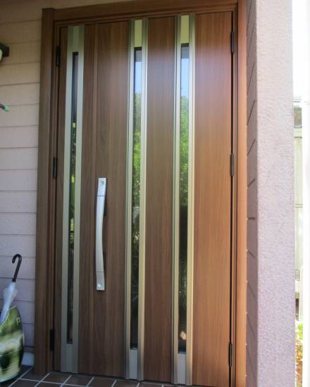 マド専門店 KATOの玄関ドアを新しいものへ交換して快適に✨施工事例写真1