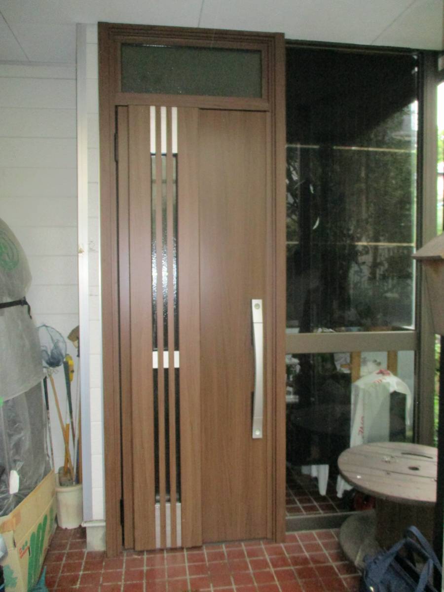 マド専門店 KATOの閉めたまま換気のできる玄関ドアに交換したいです😄の施工後の写真1