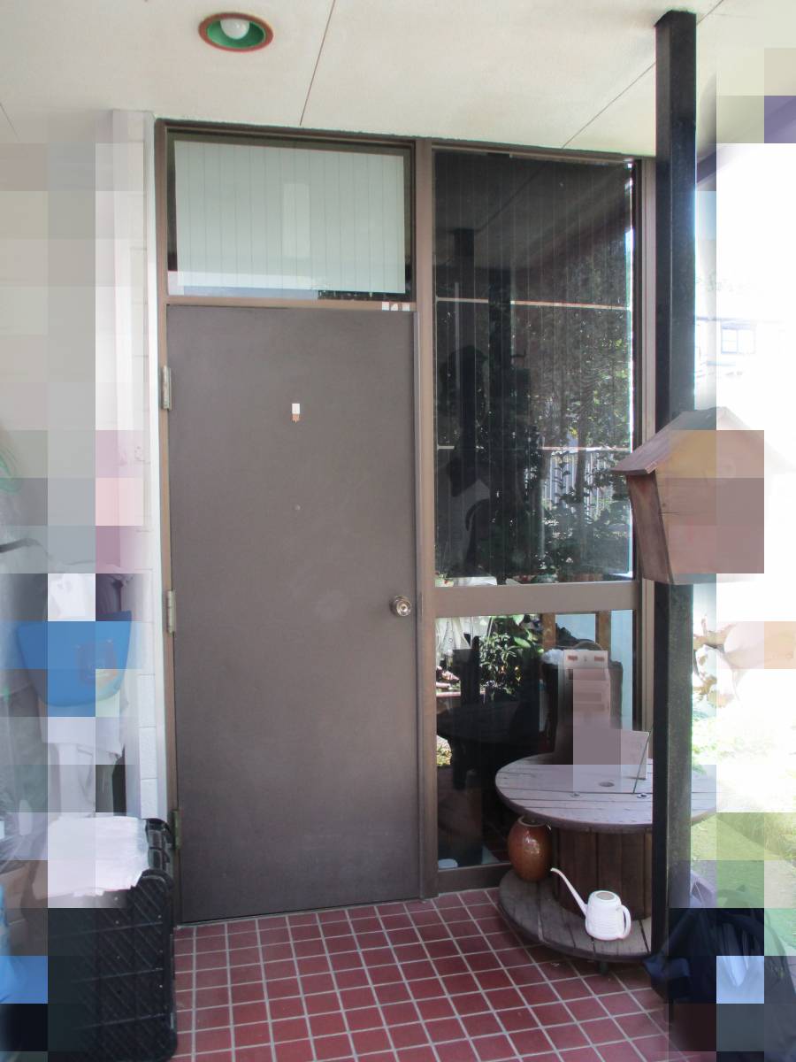 マド専門店 KATOの閉めたまま換気のできる玄関ドアに交換したいです😄の施工前の写真1