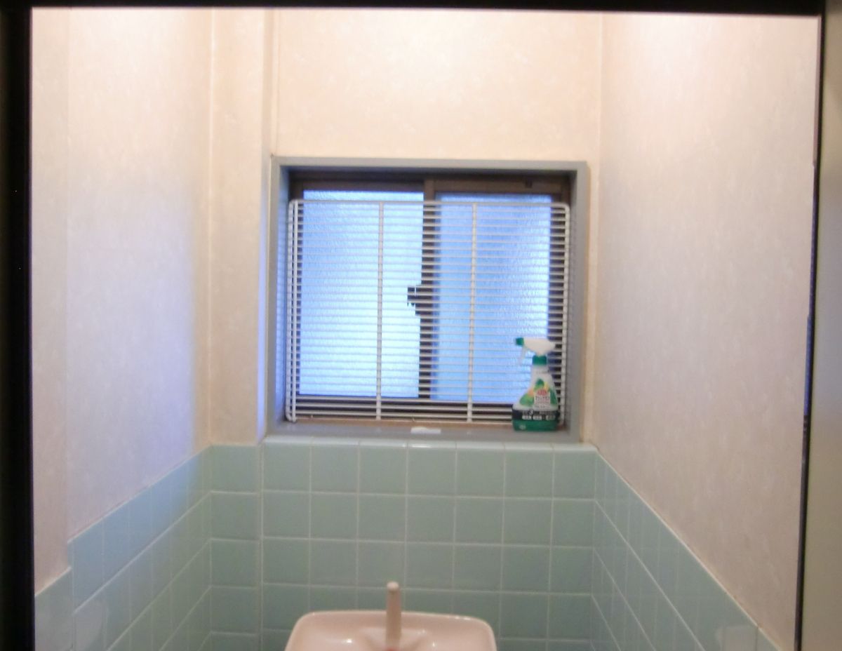 マド専門店 KATOのトイレの窓にインプラスを取り付けて快適に!の施工前の写真1