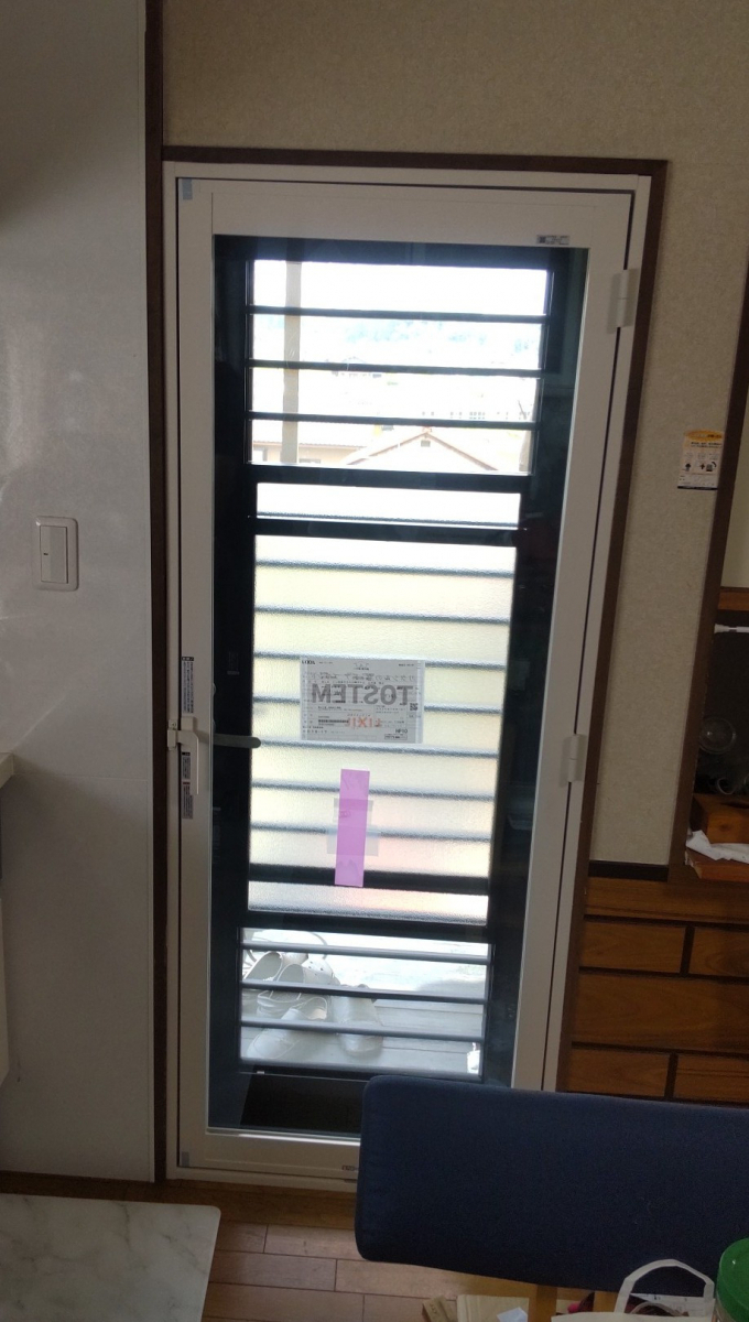 マド専門店 KATOの勝手口ドアにインプラスをお取り付け!の施工後の写真1