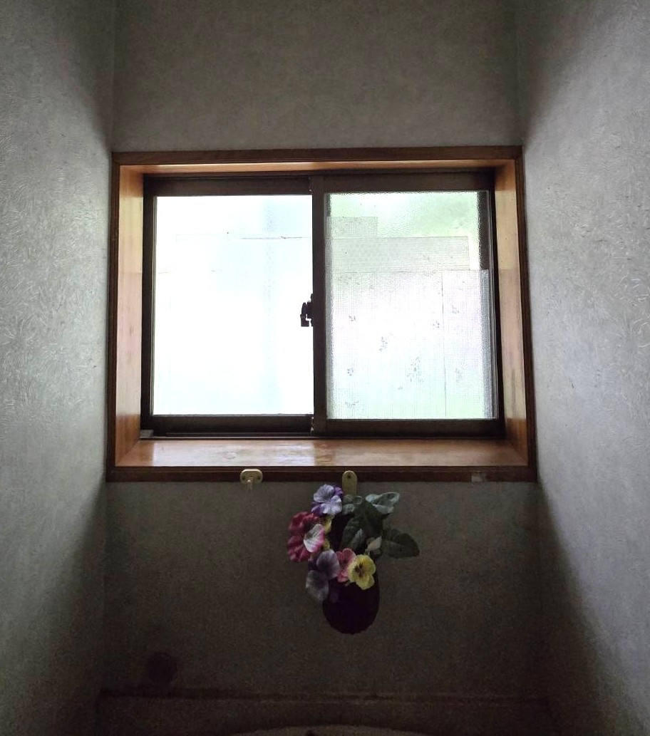 マド専門店 KATOのトイレの窓にインプラスを取り付けました！の施工前の写真1