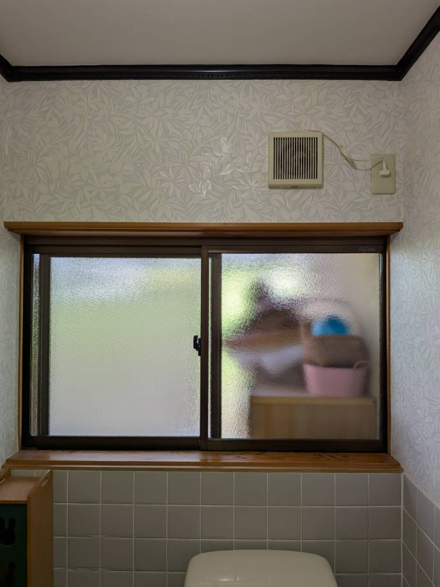 マド専門店 KATOの内窓【インプラス】をトイレに取り付けて快適に☺️の施工前の写真1