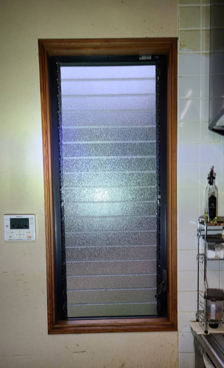 マド専門店 KATOのキッチンのルーバー窓を快適リフォーム✨インプラスで断熱＆防音アップ！の施工前の写真1