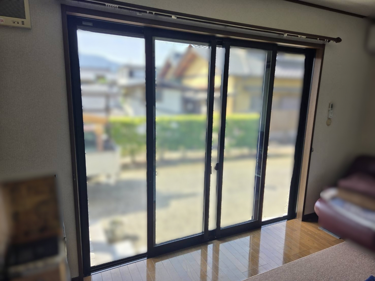 マド専門店 KATOの冬のリビングもポカポカ♪掃き出し窓に内窓インプラスを設置の施工前の写真1