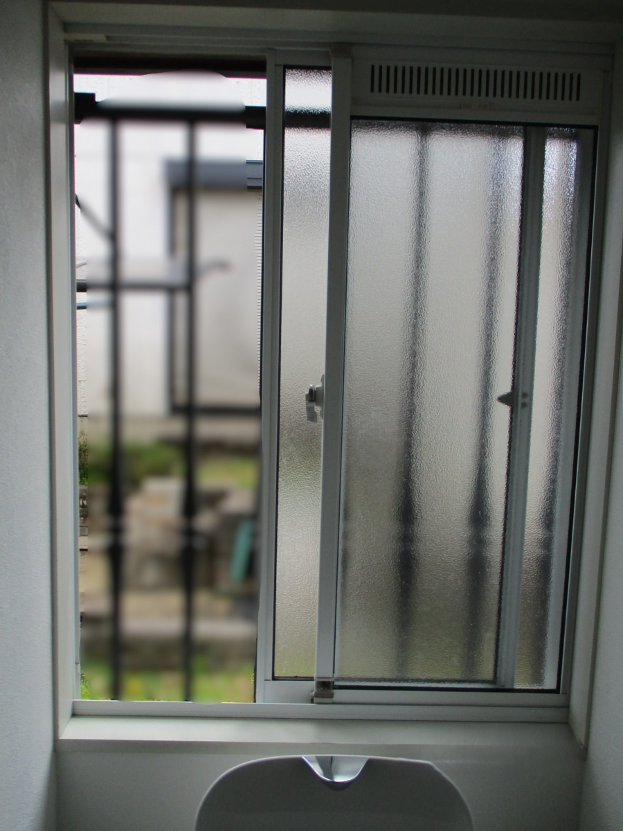 マド専門店 KATOの小さな窓も見逃せない！トイレに内窓インプラス設置で快適リフォームの施工前の写真1