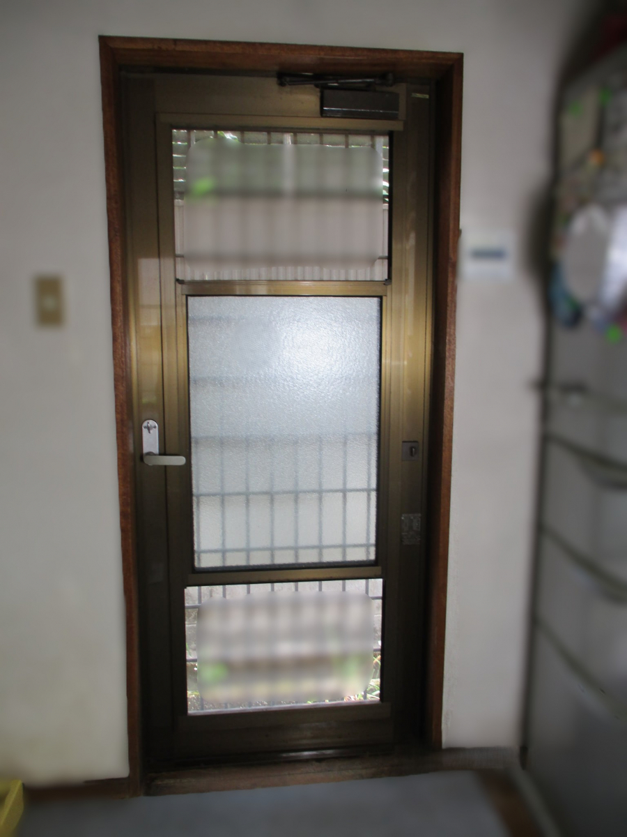 マド専門店 KATOの勝手口ドアも断熱・防音！インプラス設置で快適キッチン空間にの施工前の写真1