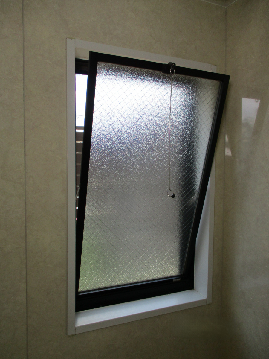 マド専門店 KATOの冷気をシャットアウト！浴室にインプラスをプラスして快適空間に🌿の施工前の写真1