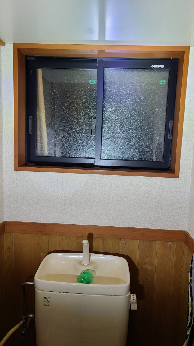 マド専門店 KATOのトイレの小窓にもインプラスをプラス！あたたかく快適な空間に🚽✨の施工前の写真1