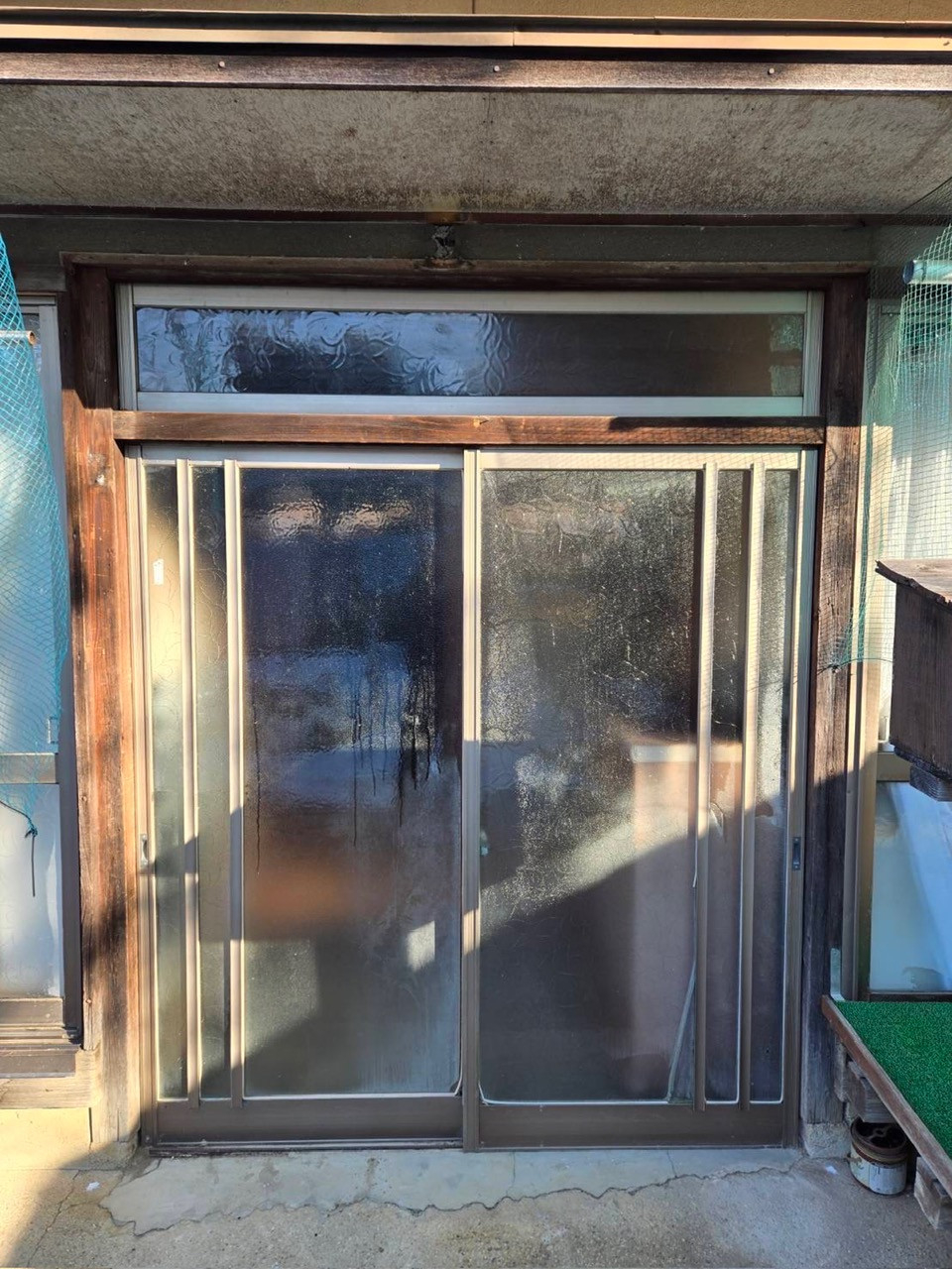 マド専門店 KATOの玄関の寒さ・古さを一新！リシェント引戸で安心＆重厚感アップ✨の施工前の写真1