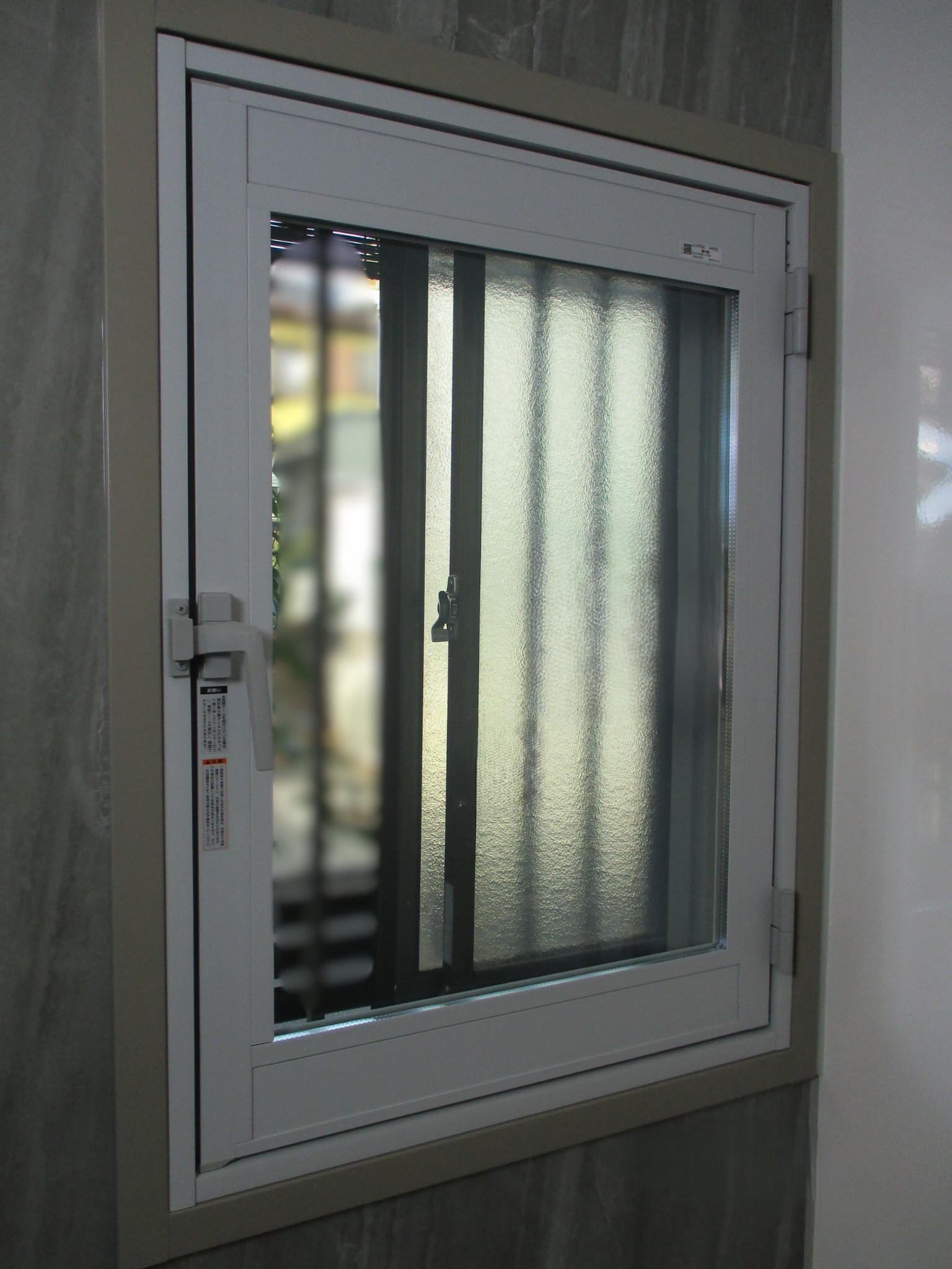 マド専門店 KATOの浴室の寒さ・結露対策に！インプラス開き窓であったか空間へ🛁❄️✨の施工後の写真1