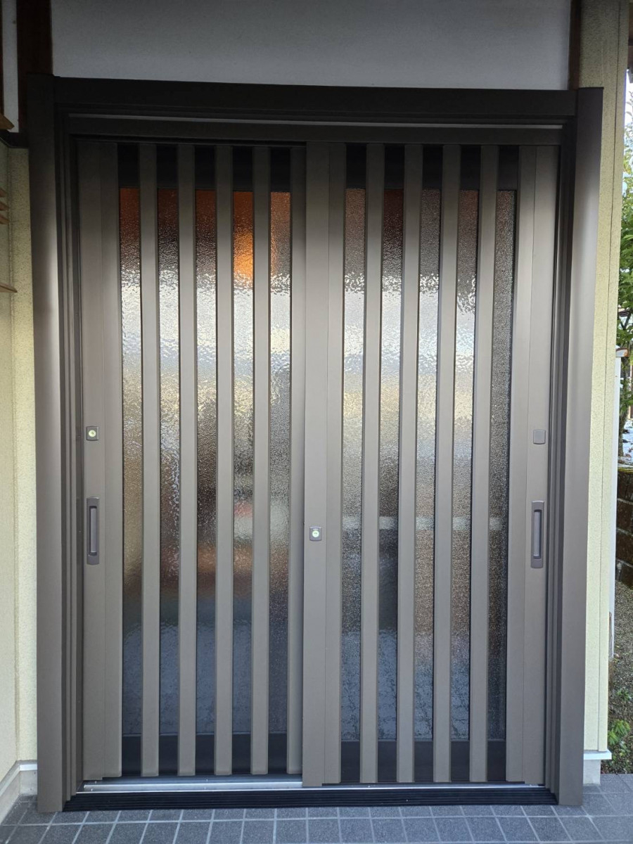 マド専門店 KATOの玄関を春らしく一新✨ リシェント引戸で上質＆安心の住まいへ🚪🌸の施工後の写真1