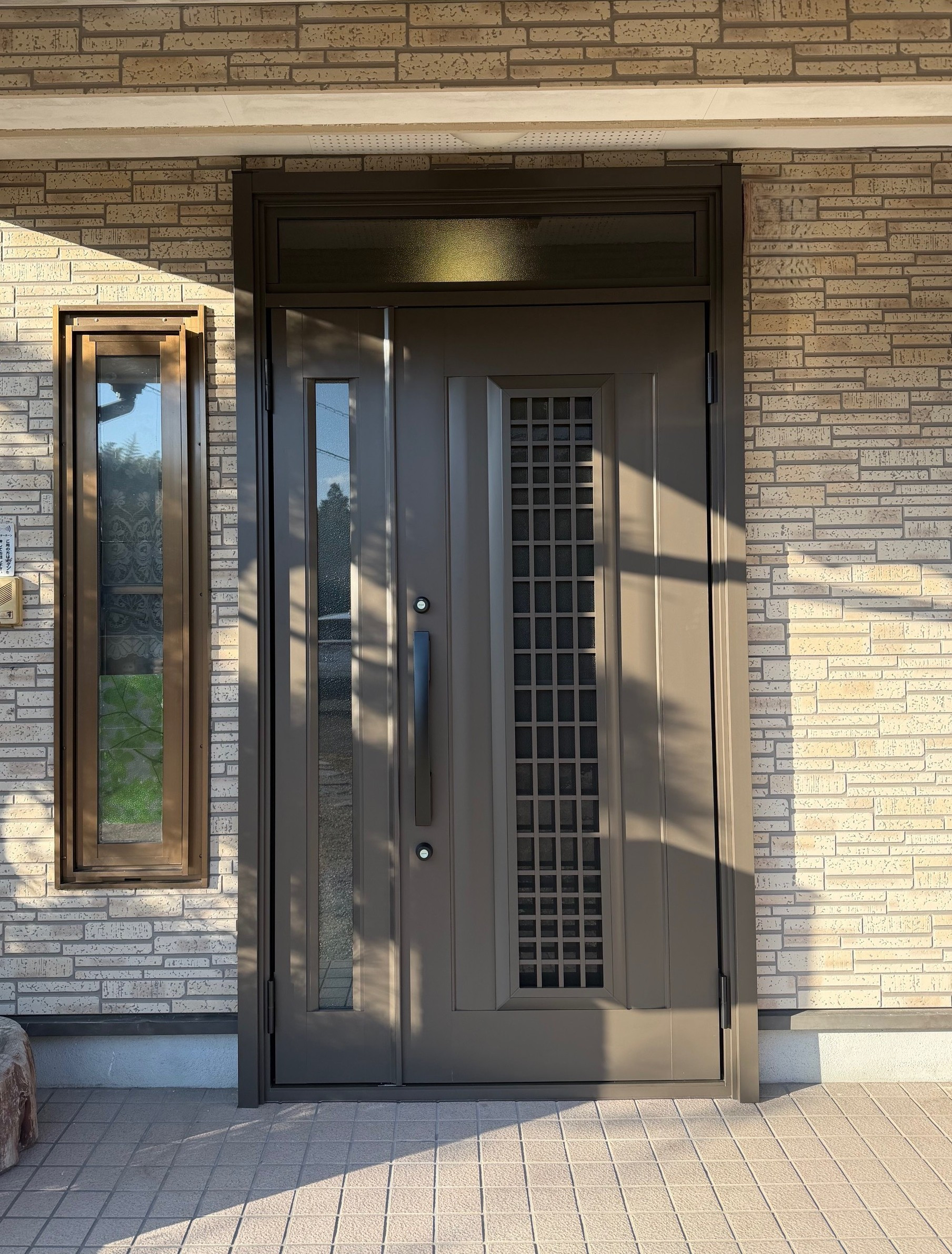 マド専門店 KATOの玄関をワンランク上の佇まいへ✨ リシェント玄関ドアで重厚感アップ🚪🌿の施工後の写真1
