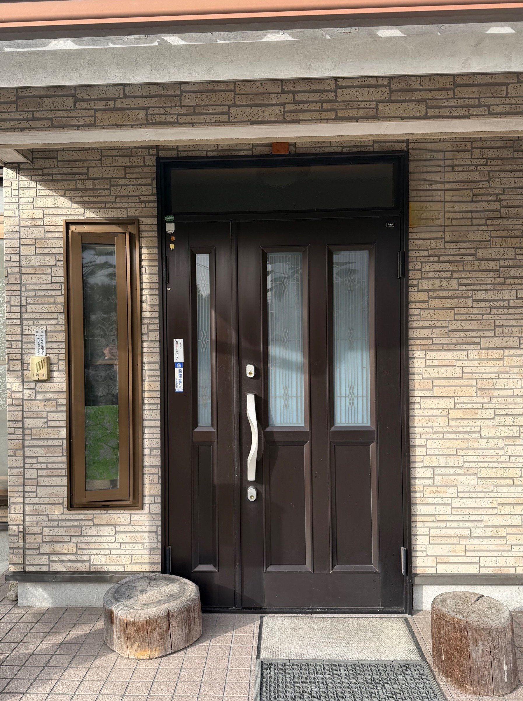 マド専門店 KATOの玄関をワンランク上の佇まいへ✨ リシェント玄関ドアで重厚感アップ🚪🌿の施工前の写真1