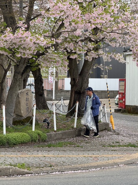 2025年 社会貢献事業 早朝清掃🧹🌷 大木建装硝子のブログ 写真4