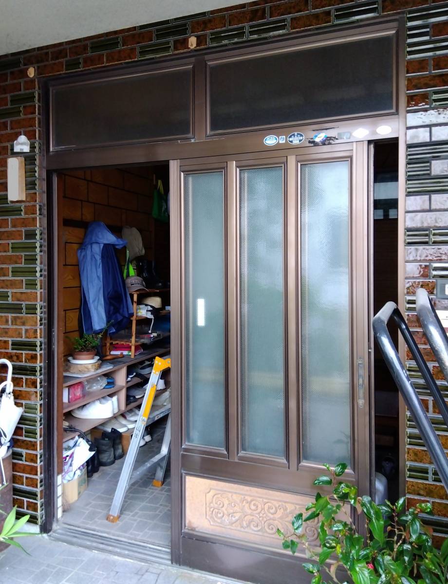 大木建装硝子の玄関の”断熱対策”リフォームの施工前の写真1