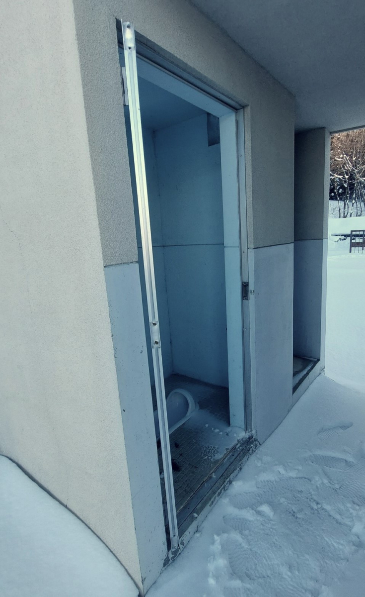 大木建装硝子の公衆トイレのドア交換🙆の施工前の写真1