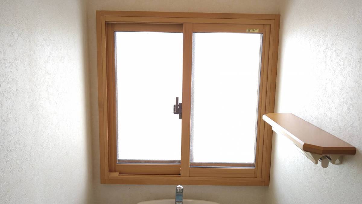 大木建装硝子のトイレも内窓で快適空間！の施工後の写真1