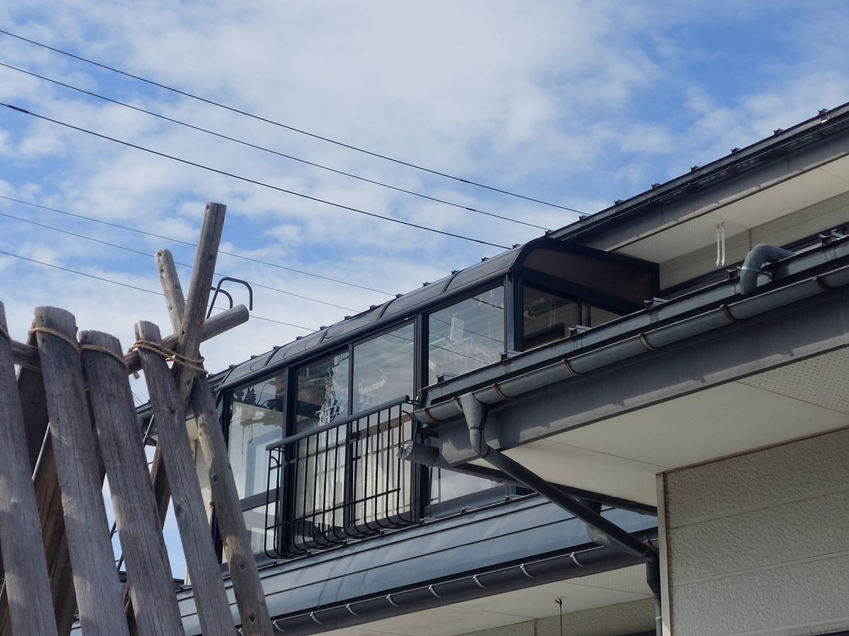 大木建装硝子の雪害でサンルームの屋根が壊れてしまった…😰💦の施工前の写真1