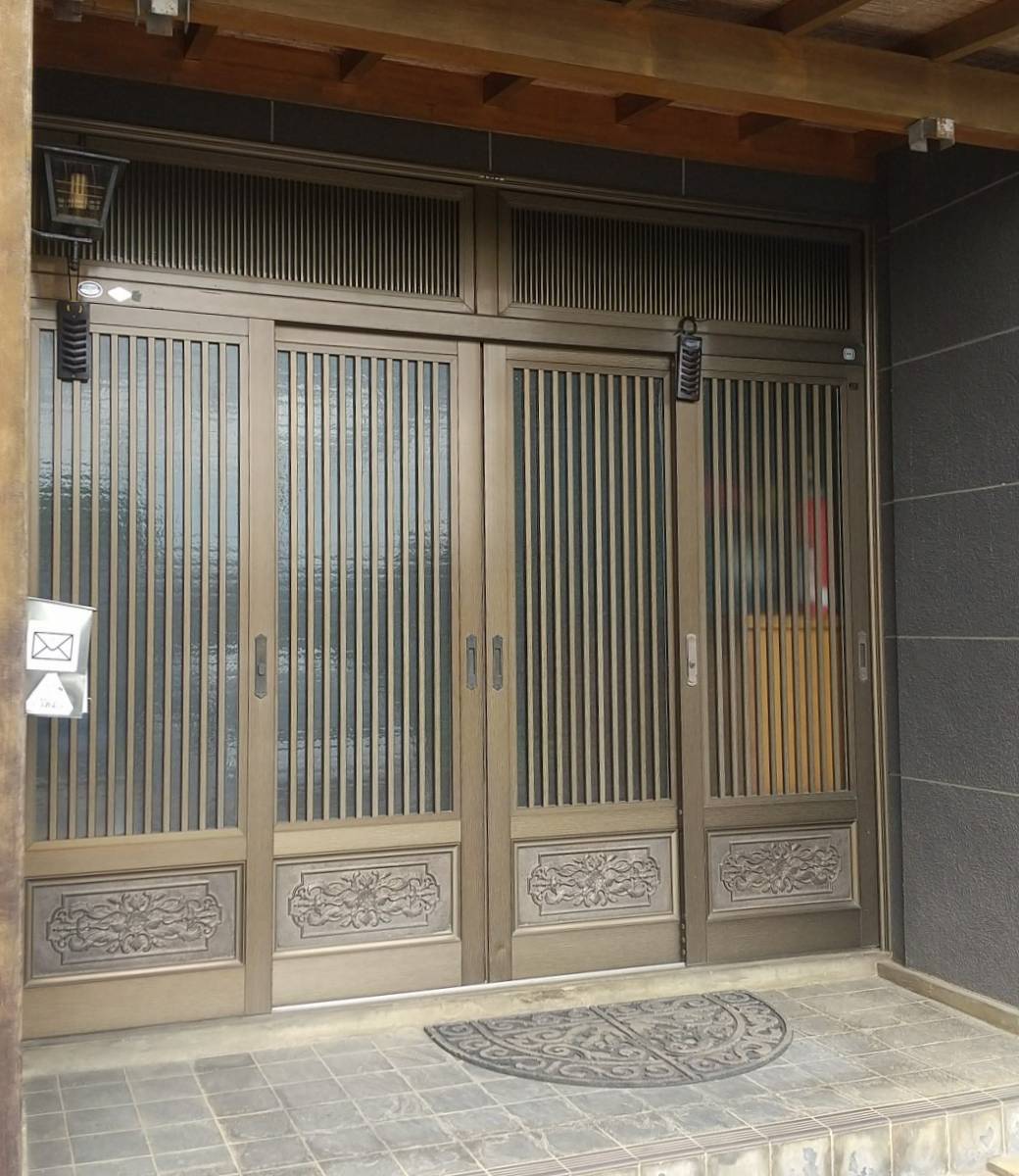 大木建装硝子の玄関引戸に網戸を取り付けの施工前の写真1