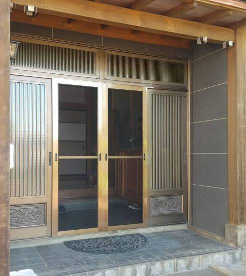 大木建装硝子の玄関引戸に網戸を取り付け施工事例写真1