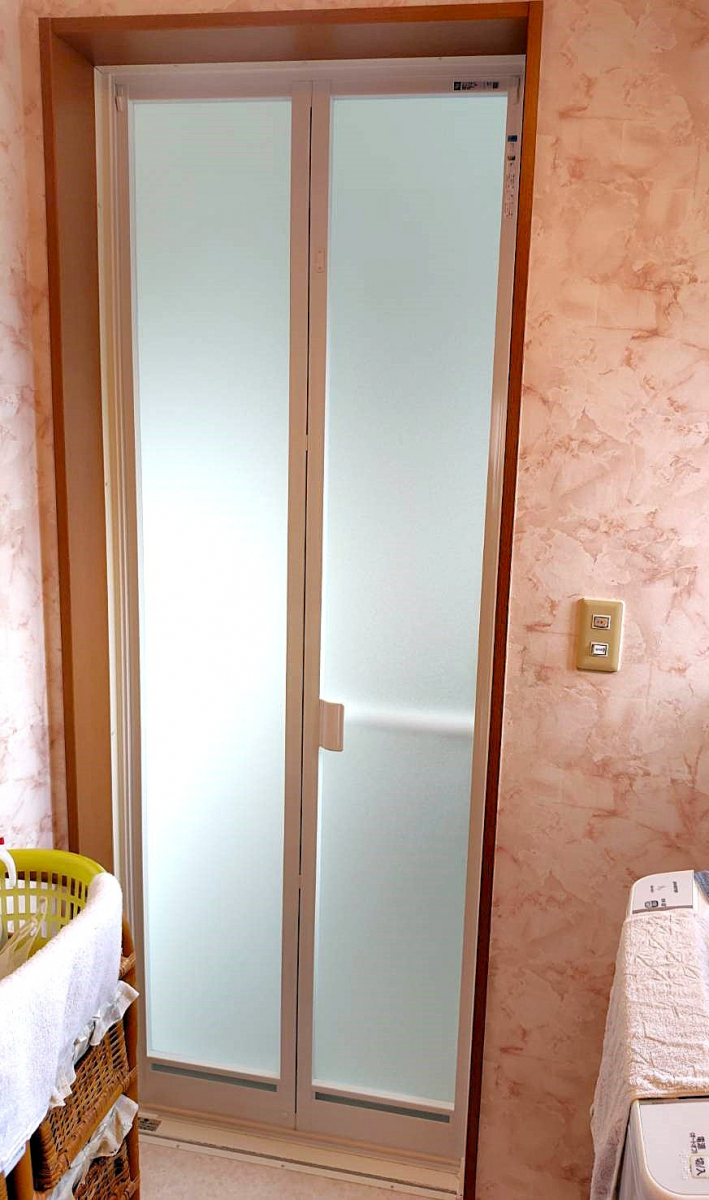大木建装硝子の壊れた浴室折戸をスピード入替え🏃の施工後の写真1