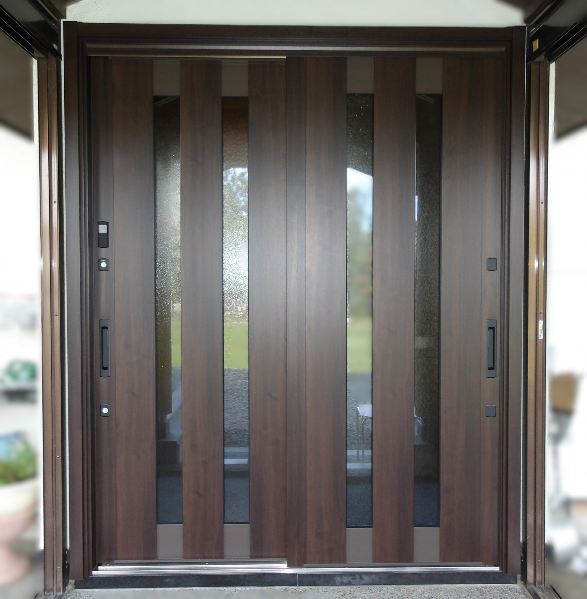 大木建装硝子の🏡“ただいま” が楽しみになる玄関へ⚘の施工後の写真1