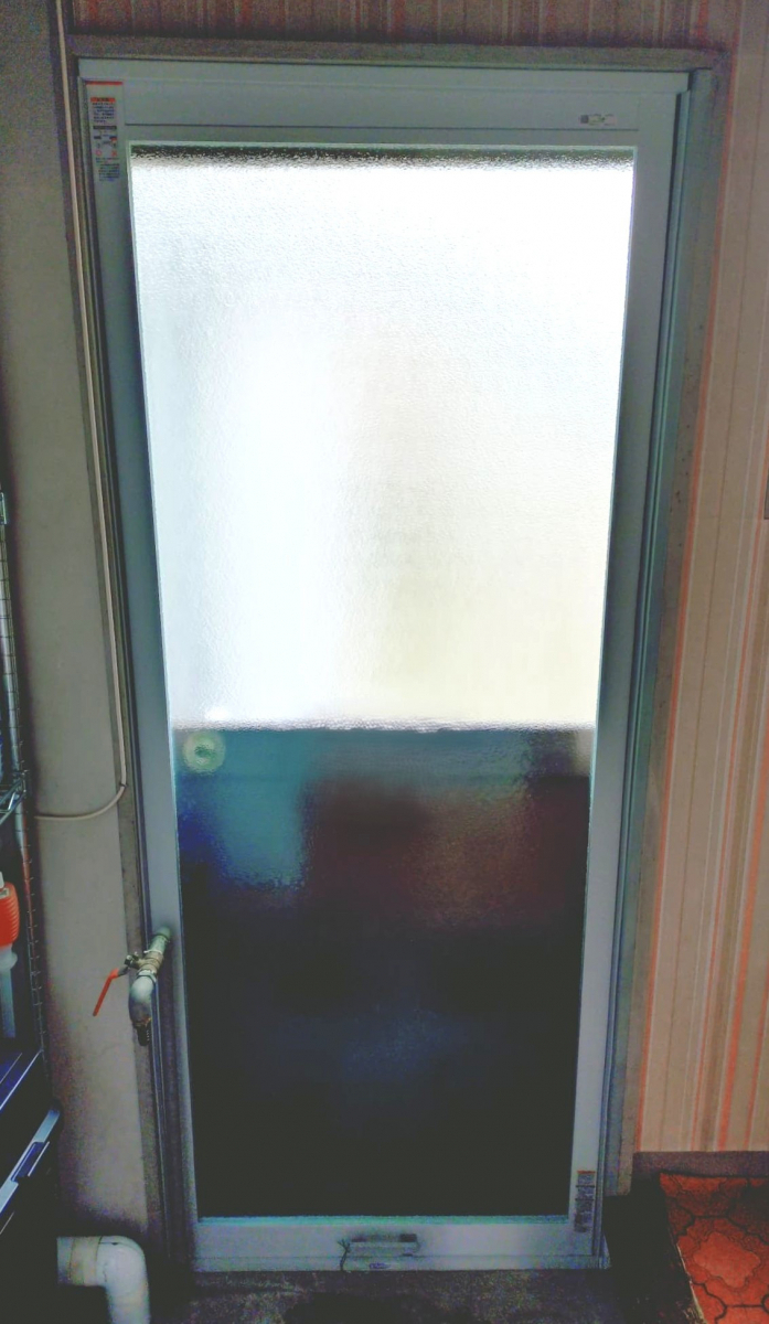 大木建装硝子の✰インプラスリピーター様ご依頼✰  インプラスFIX窓で勝手口の断熱力アップ⤴の施工後の写真1