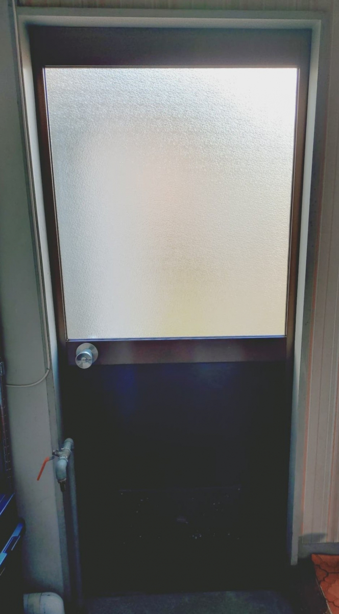大木建装硝子の✰インプラスリピーター様ご依頼✰  インプラスFIX窓で勝手口の断熱力アップ⤴の施工前の写真1