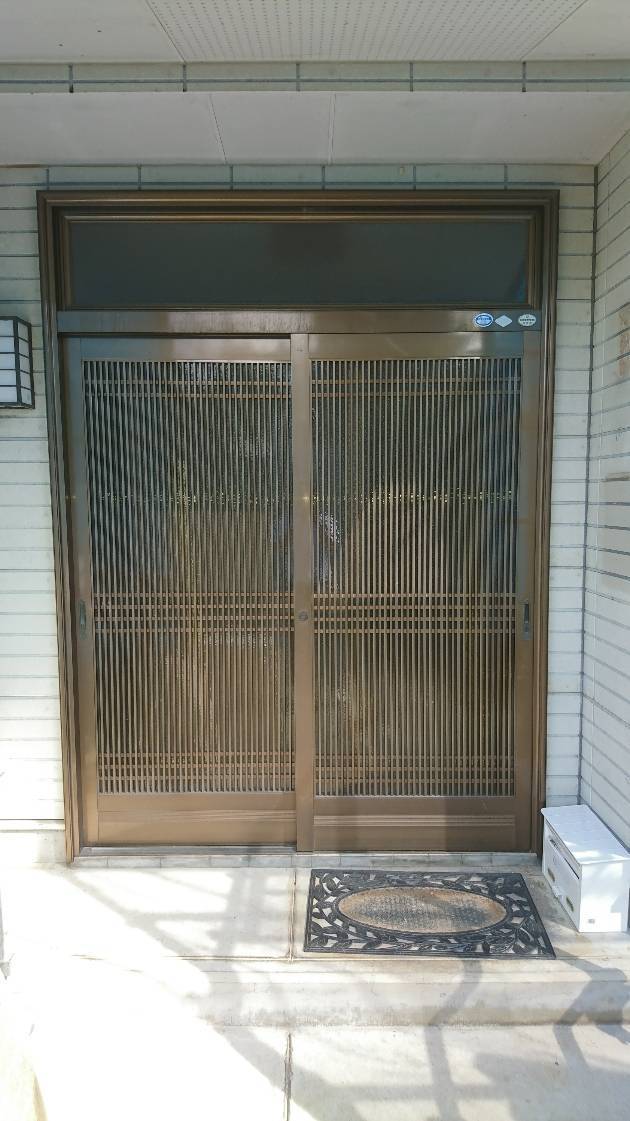 大木建装硝子の和風の玄関から、モダンなおしゃれ玄関に。+断熱！の施工前の写真1