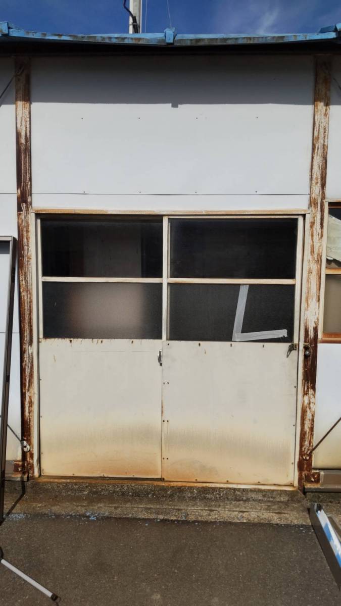 大木建装硝子の倉庫出入口入替工事の施工前の写真1