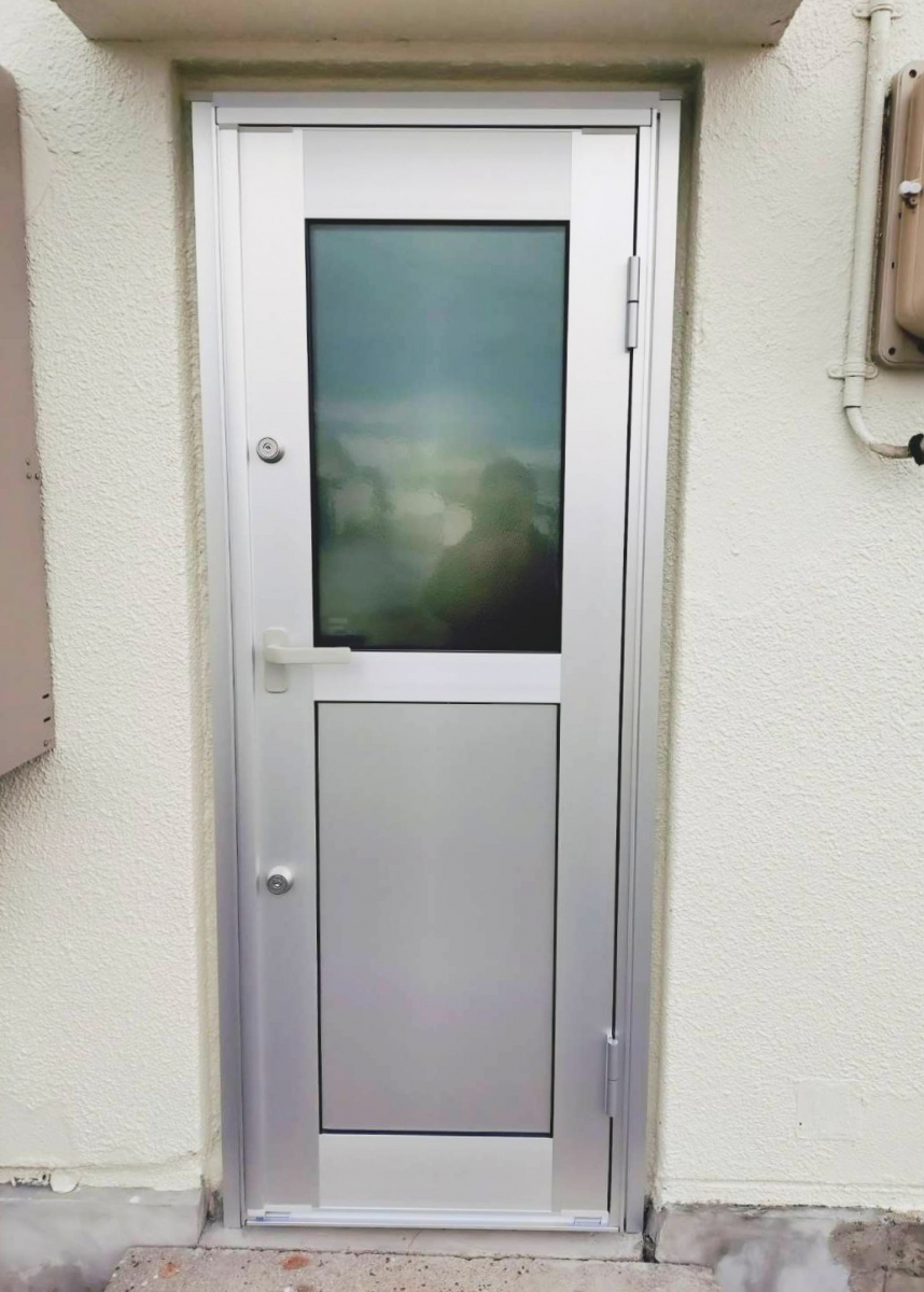 大木建装硝子の「勝手口だから仕方ない」諦めていたお悩みはドア交換で解消！の施工後の写真1