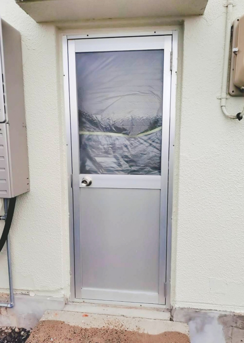 大木建装硝子の「勝手口だから仕方ない」諦めていたお悩みはドア交換で解消！の施工前の写真1