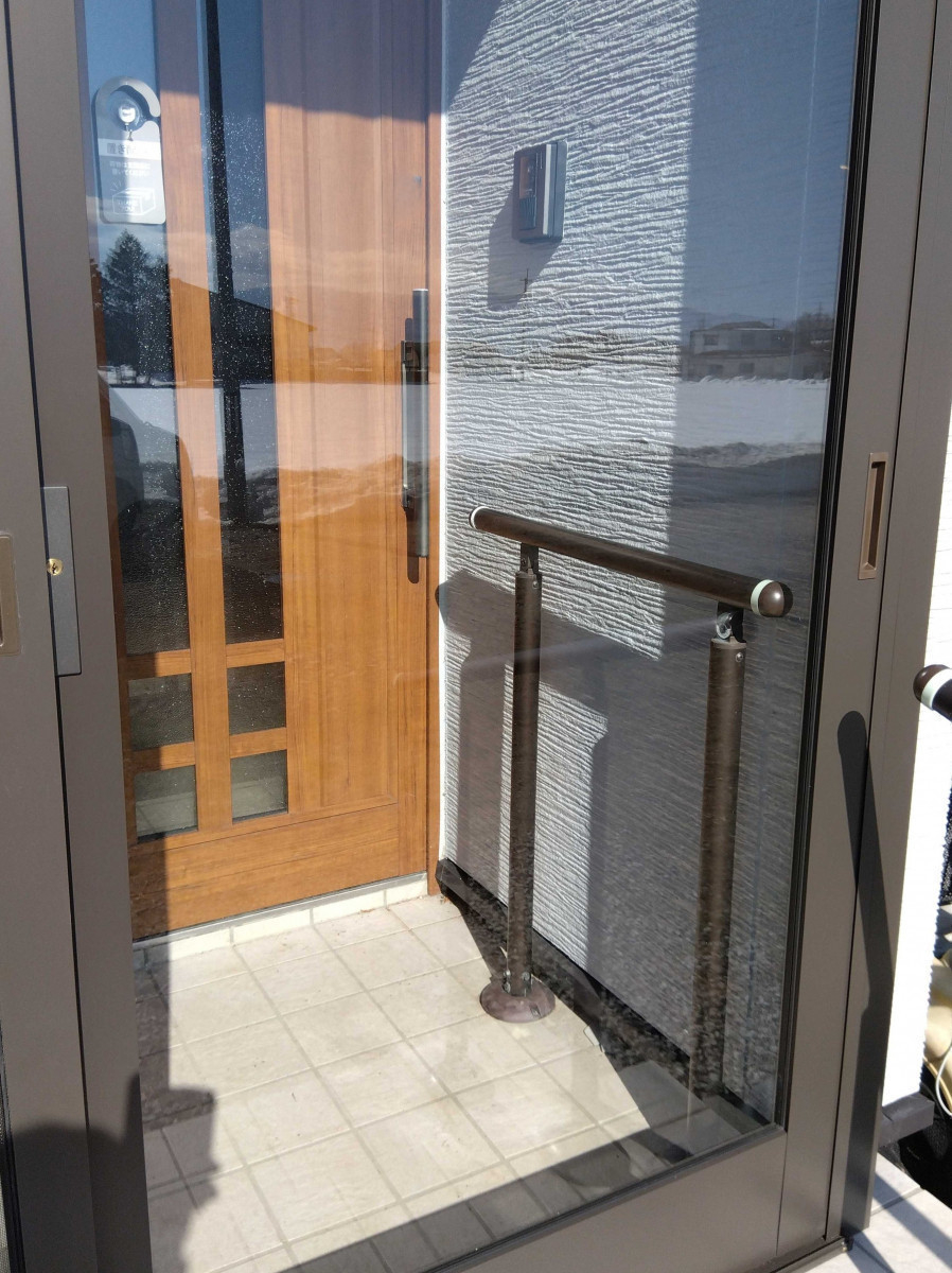 大木建装硝子の風除室 《 ツインガード 》設置で風・雨・雪を防ぐ！もっと快適な玄関へ🍀の施工後の写真1