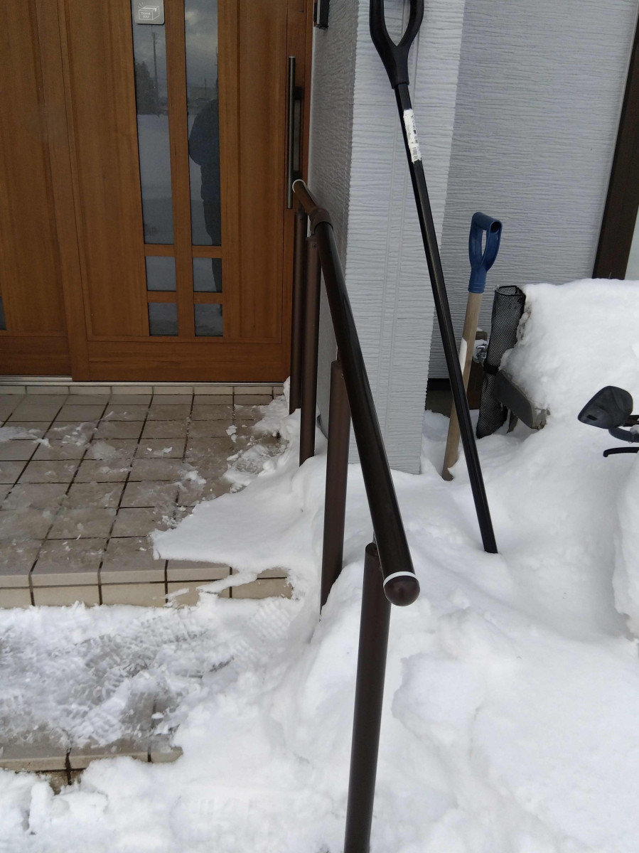 大木建装硝子の風除室 《 ツインガード 》設置で風・雨・雪を防ぐ！もっと快適な玄関へ🍀の施工前の写真1