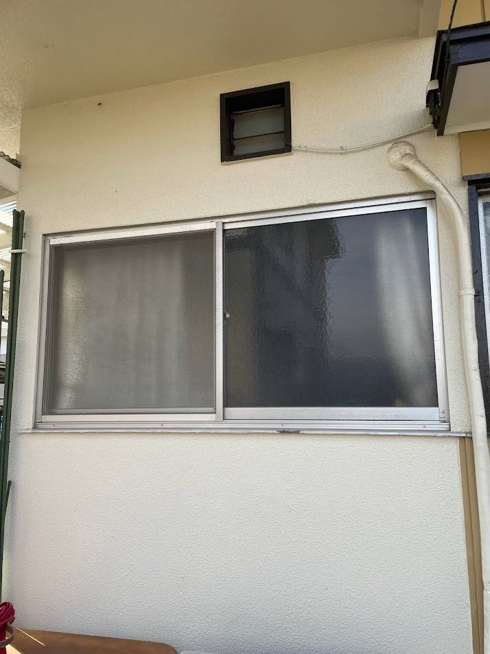 益山商事の今までの窓を撤去、電動シャッター付サッシに交換しましたの施工前の写真2