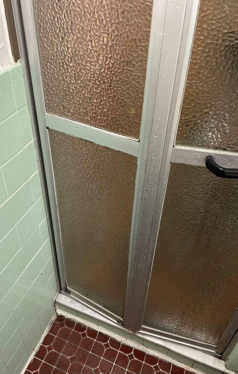 千葉トーヨー住器の浴室中折ドア交換の施工前の写真1