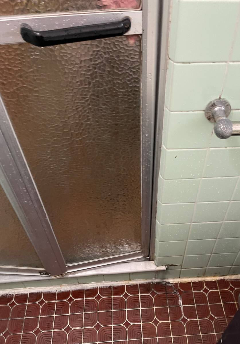 千葉トーヨー住器の浴室中折ドア交換の施工前の写真2
