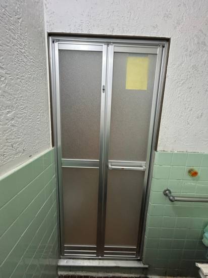 千葉トーヨー住器の浴室中折ドア交換施工事例写真1