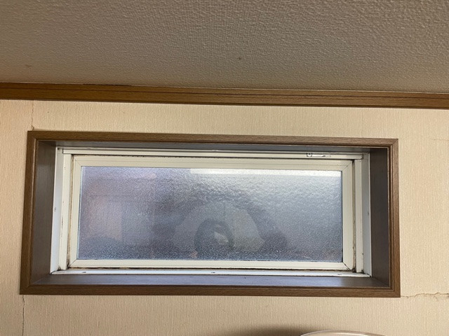 千葉トーヨー住器のキッチンのFIX窓にもインプラスをの施工前の写真2